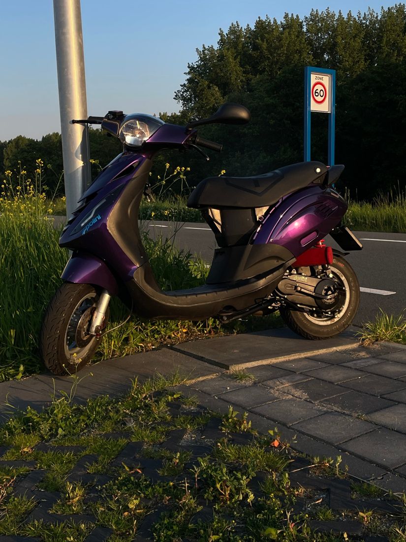 Paarse scooter met Polini-motor