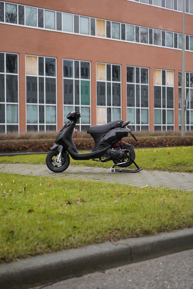 Zwarte scooter met Stage6 paddockstand